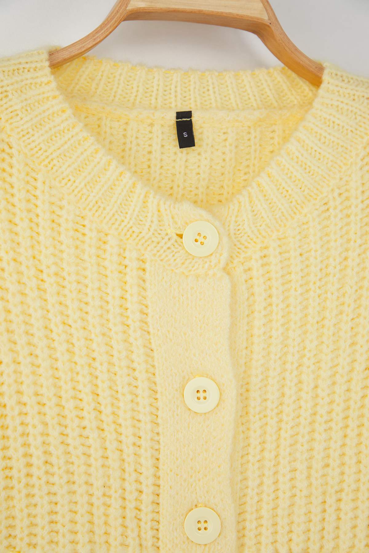 Wardrobe Essentials كارديغان تريكو أساسي أصفر نسيج ناعم